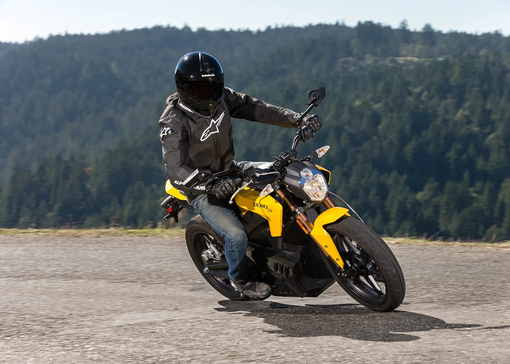 Suzuki gsx 1400 custom. Байк с 16 лет. Suzuki gn 250 с водителем. Легкие мотоциклы. Какой мотоцикл легкий.