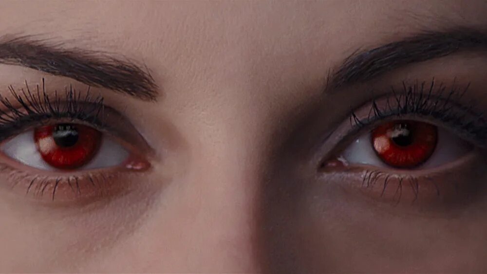 Глаза Беллы вампира. Блестят красные глазки