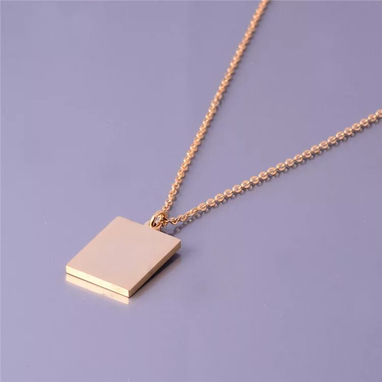 колье versace medusa. золотые подвески на цепочку. золотой кулон прямоугольный. квадратные золотые подвески. подвеска в виде палочки золотой.