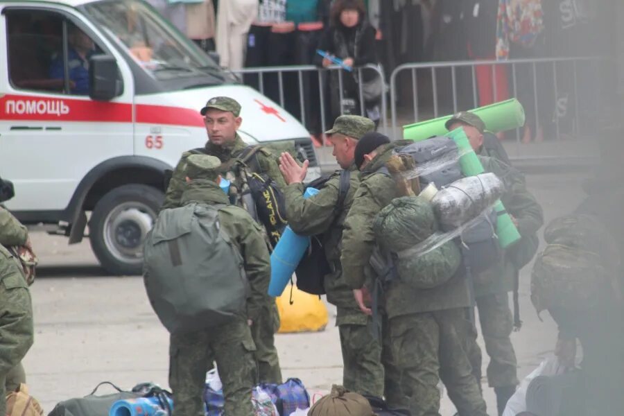 Уставшие мобилизованные. Мобилизованные на вокзале в Саратове. Мобилизация в России. Мобилизованные в России. Саратовские мобилизованные 10 октября.