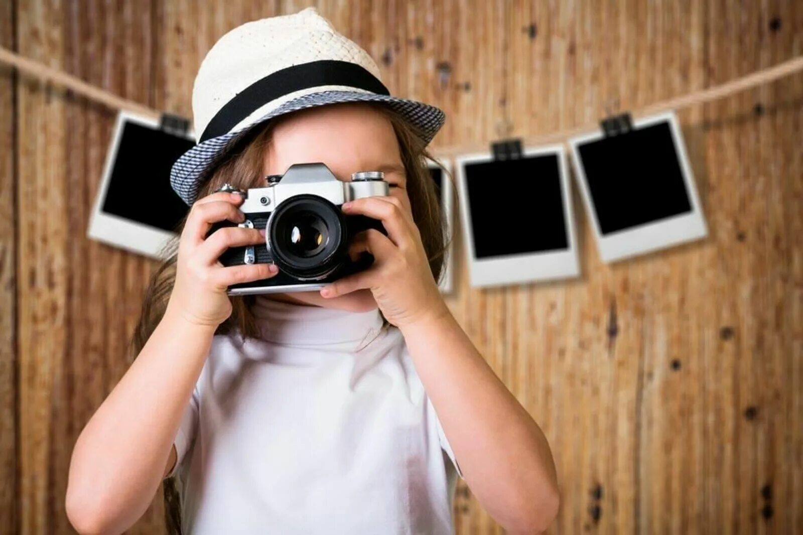 Фотокружок. Ребенок фотографирует. Ребенок с фотиком. Детский фотограф. Фотоаппарат для детей.