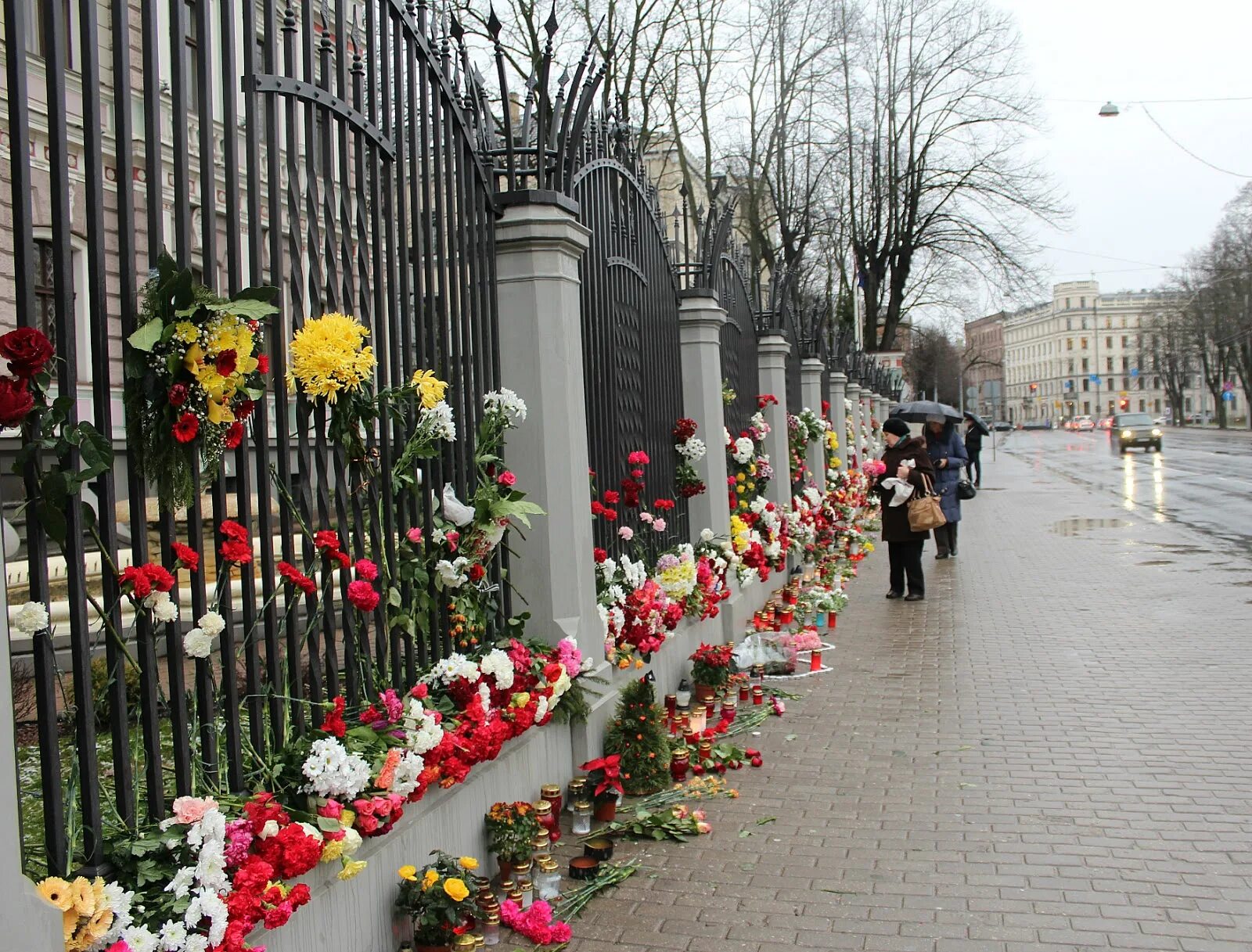 Цветы у посольства России. Посольство России в Риге сейчас. Танк у российского посольства цветы.