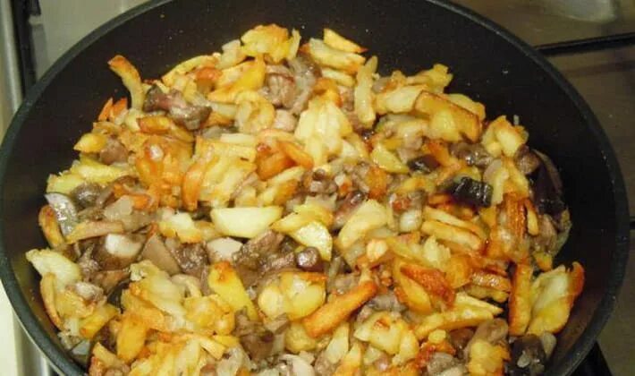 Пожарить картошку с грибами замороженными на сковороде. Картошка с грибами на сковороде. жареная картошка с грибами на сковороде. картошка с грибами на сковородке. картошка с грибами и луком на сковороде.