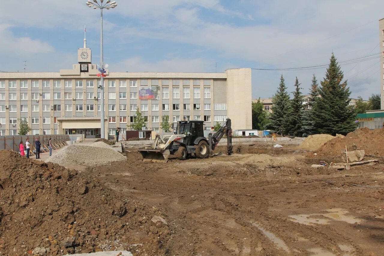 Работа в каменск уральске. Стела город трудовой доблести Каменск-Уральский. Фонтан Каменск-Уральский. Площадь Ленкома Каменск-Уральский.