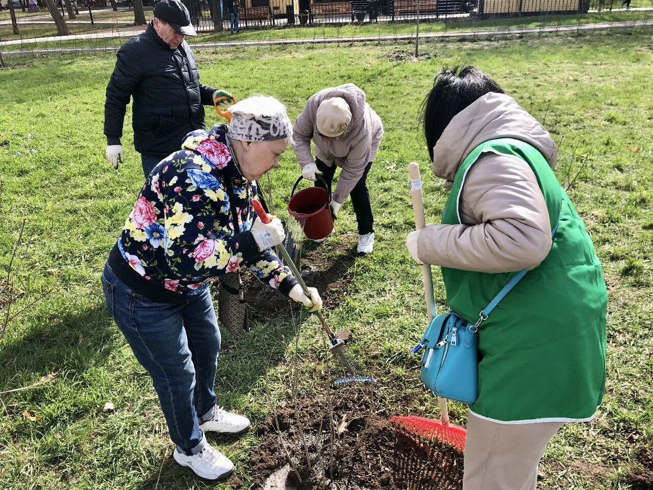 Проведение весеннего. Проведение весеннего. Проведение весеннего. Весенний двухмесячник по благоустройству фото. Уборка парков.