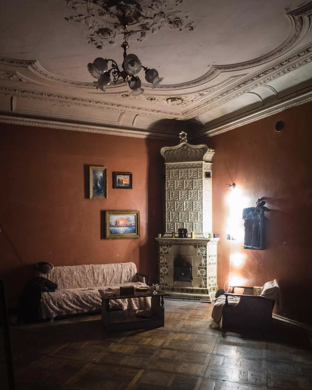 Квартиры комнаты петербург. Старый фонд санкт-петербурга. коммуналки старый фонд спб. санкт-петербург старый фонд интерьер. интерьер доходного дома.