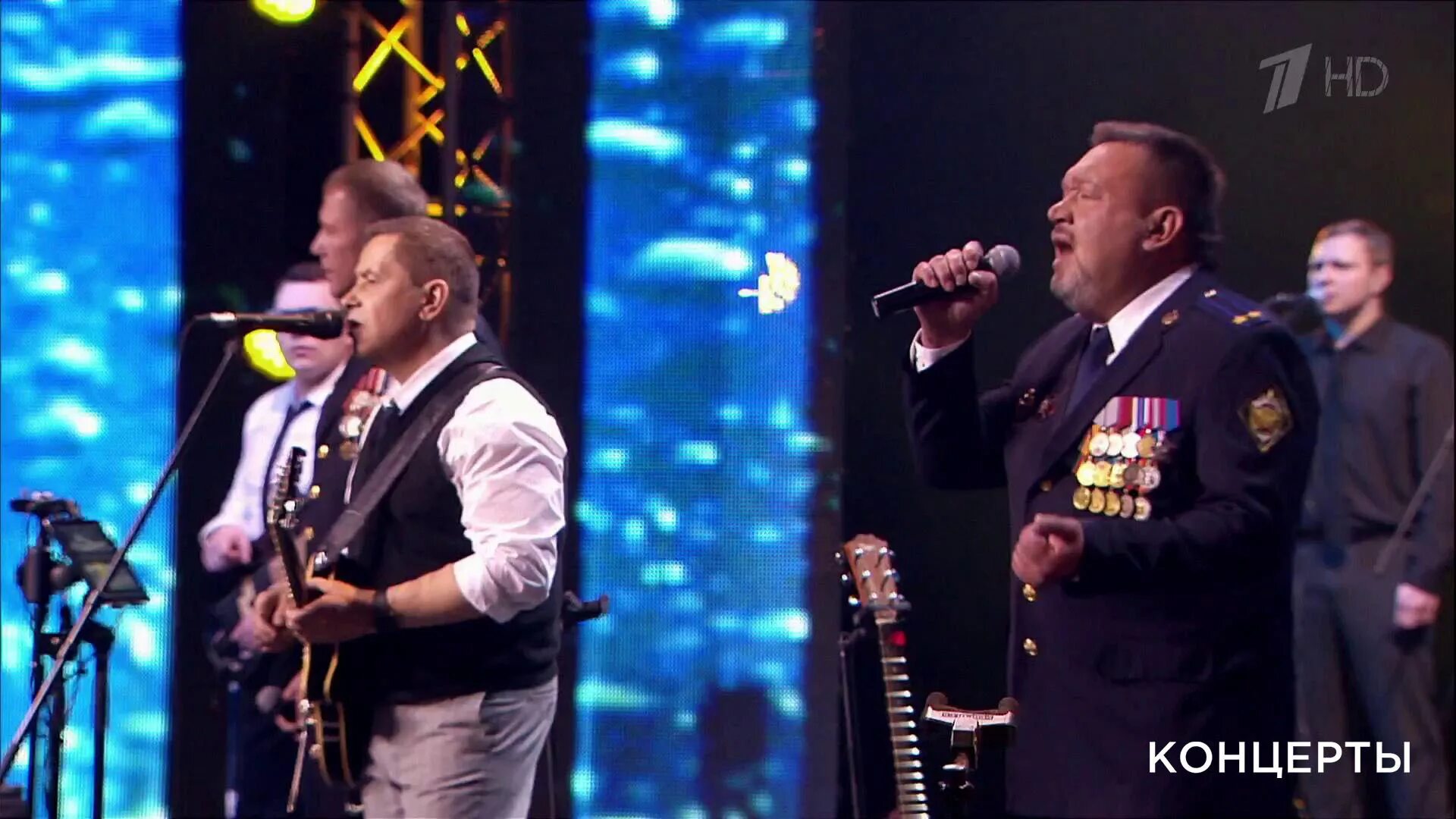 Любэ алексей филатов а зори здесь. Золотой граммофон группа любэ. Группа альфа и любэ. Геннадий соколов альфа любэ. Любэ и офицеры группы альфа.