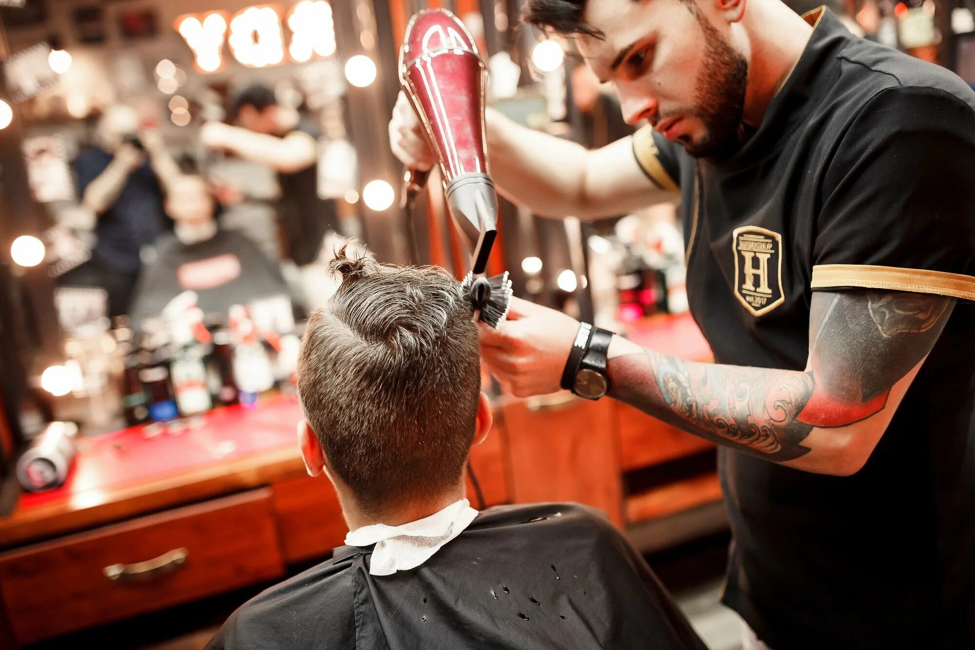 Barbers 4. Саркис барбер. Барбершоп «Barber Corner». Мужская парикмахерская барбершоп. Прически барбершоп.