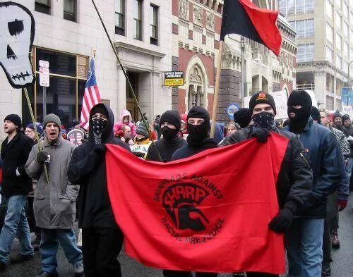Красные анархисты. Знамя анархистов. Красные анархисты. Antifa skinhead. Анархистские скинхеды.