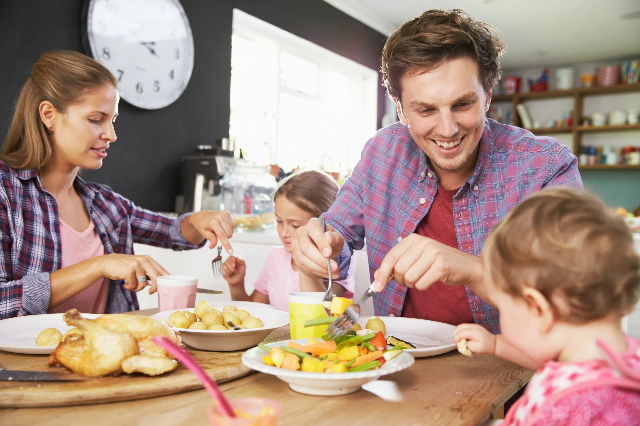Фото семьи куриц. Family feed. Семья в кафе. Family feed. Современная семья.