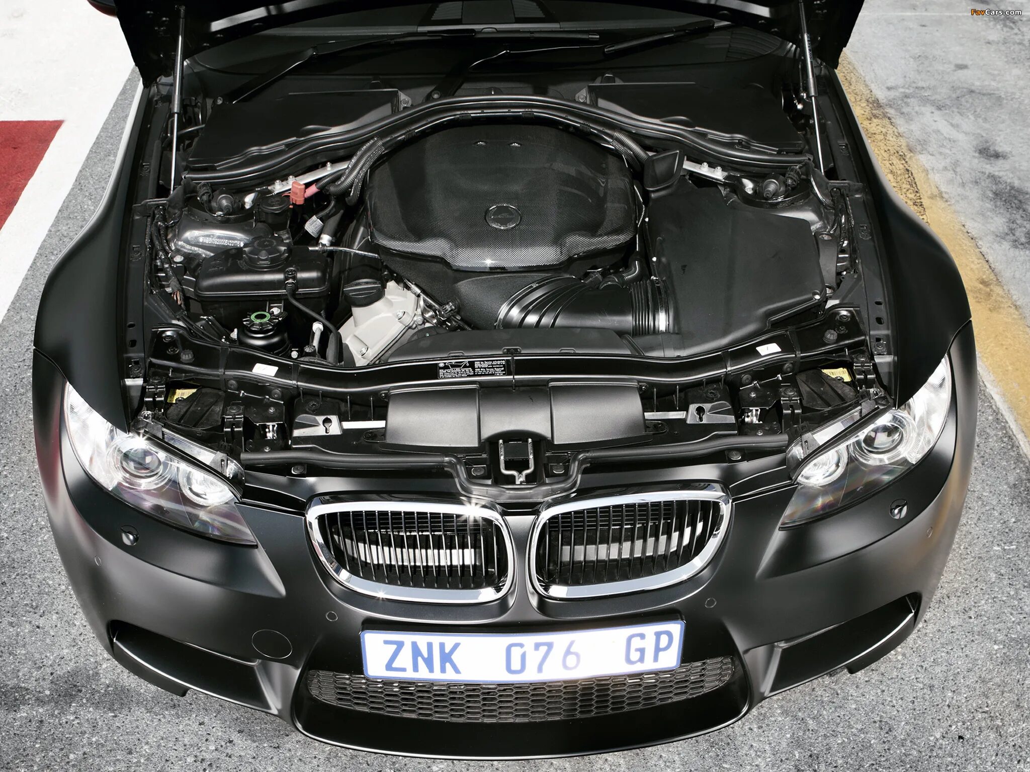 Открыть капот bmw. Мотор БМВ м3 е92. BMW m3 e92 двигатель. BMW e92 подкапотка. BMW e92 под капотом.