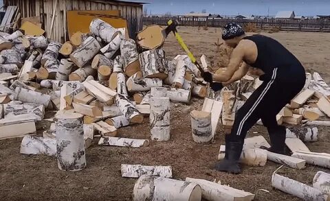 Колют дрова или колят
