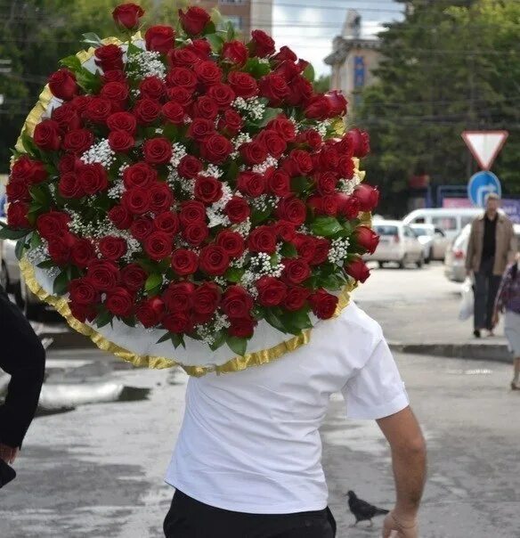 бывшей дарил большие букеты. парень с большим букетом. букет роз огромный. мужчина с огромным букетом. мужчина с большим букетом цветов.