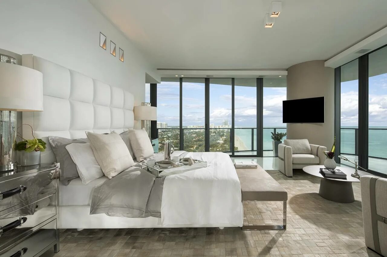 Гостиная с большими окнами и камином. Большая комната. Гостиная комната. Спальня с панорамными окнами в доме. Спальная комната ночью.