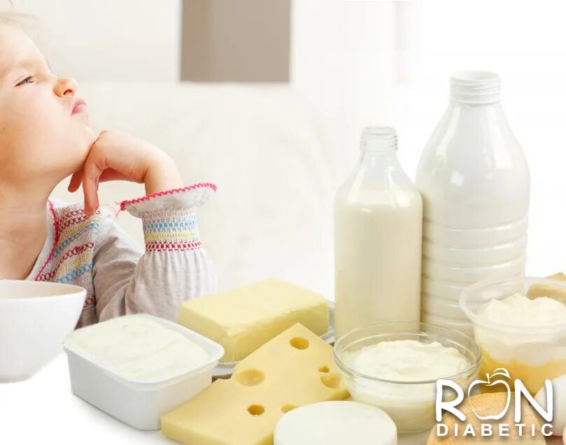Молочные продукты ребенку 2 года. Молочная продукция для детей. Молоко для детей. Молочные продукты для детей. Дети едят молочные продукты.