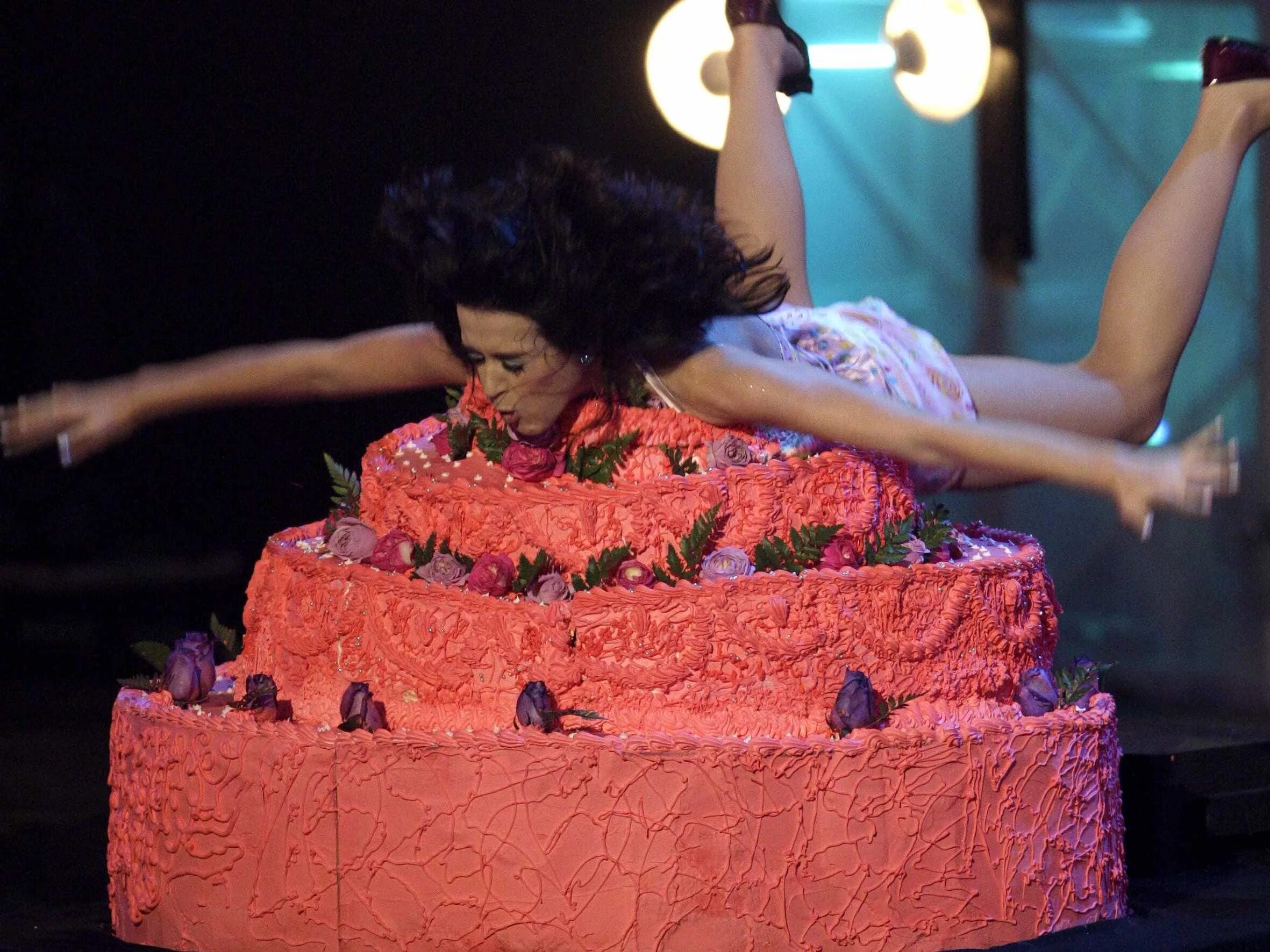На днюхе девушку ткнули лицом в торт. Торт с Кэти Перри. Кэти Перри в тортиках. Торт для девушки. Девушка из торта.