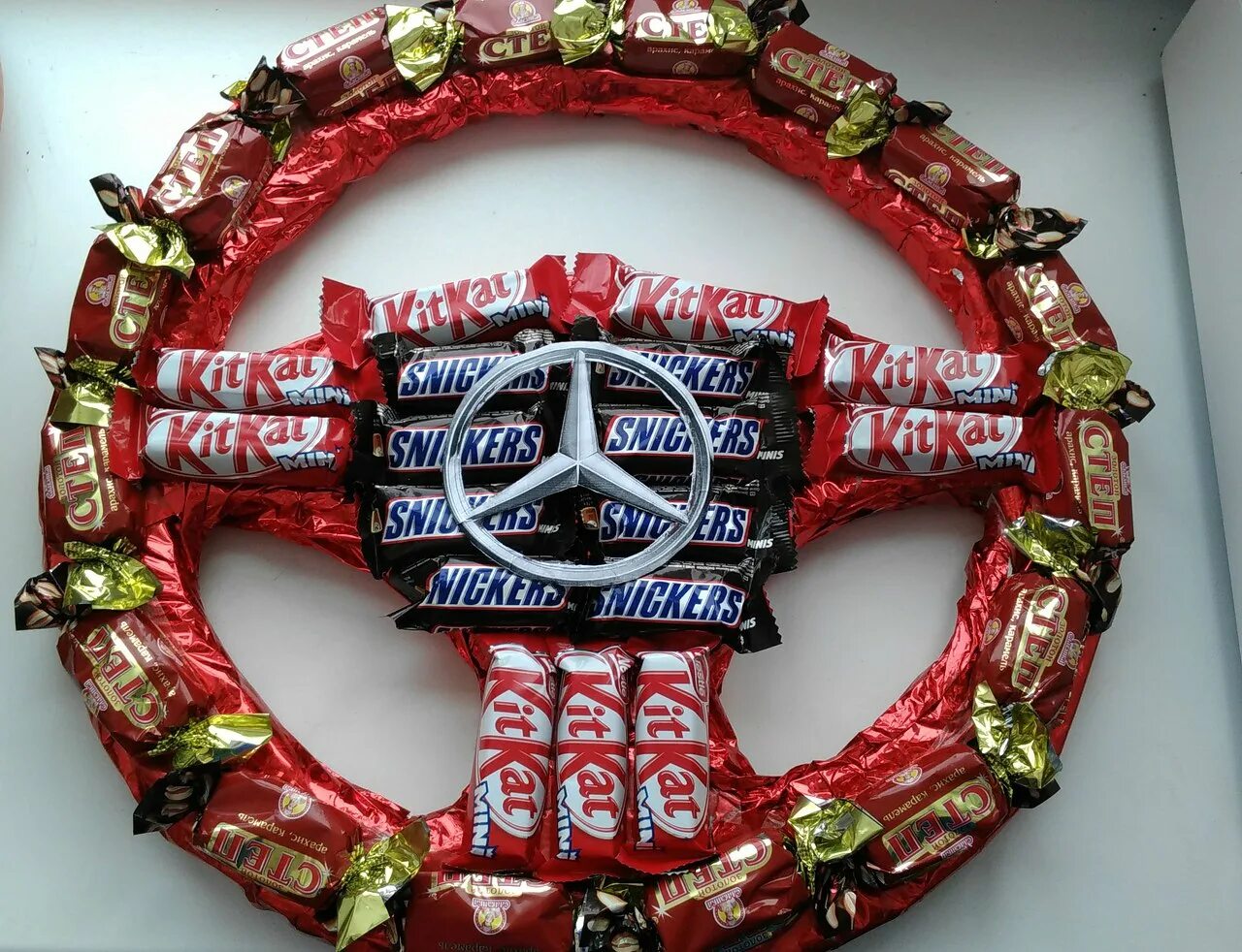 подарок на 23 февраля из конфет. необычные подарки на день рождения. оригинальные подарки. руль на подарок из конфет. подарок папе из конфет.