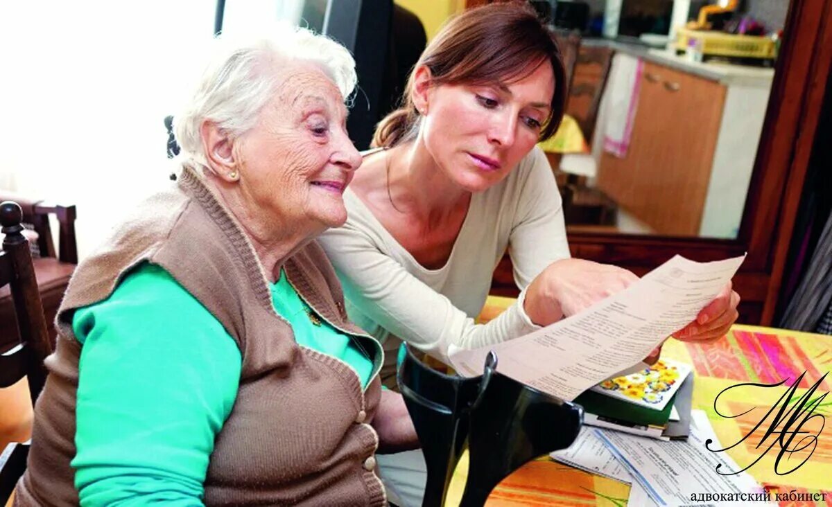 Какая поддержка пенсионеров. Одинокие пенсионеры. Помощь пожилым. Бабушка и соц работник. Социальная работа.