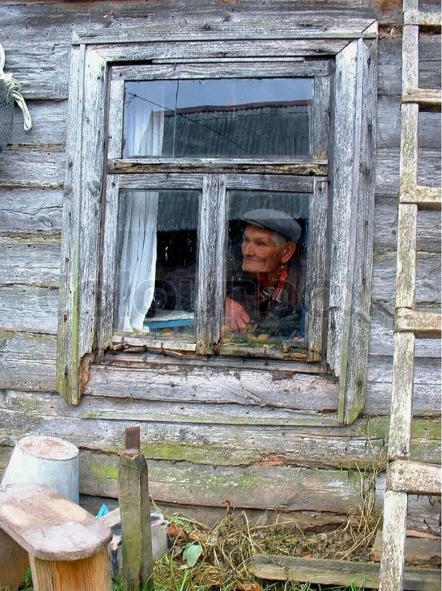 Окно в Старом деревенском доме. Старые Деревенские дома. Окно в деревенской избе. Старенький домик. Как живут дед доме