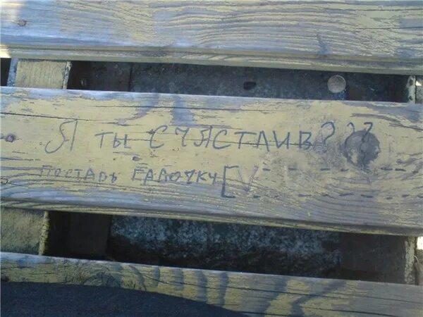 надписи на корпусе. таблички из латуни. надписи на лодках. надписи на корпусе. гравировка на телефоне.