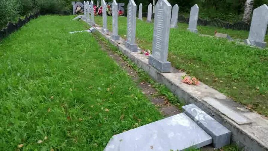 Англия военное кладбище первой мировой. Братские могилы в удомельском районе. Воинское захоронение 1. Город дукля польша воинское захоронение. Малое воинское захоронение псков.