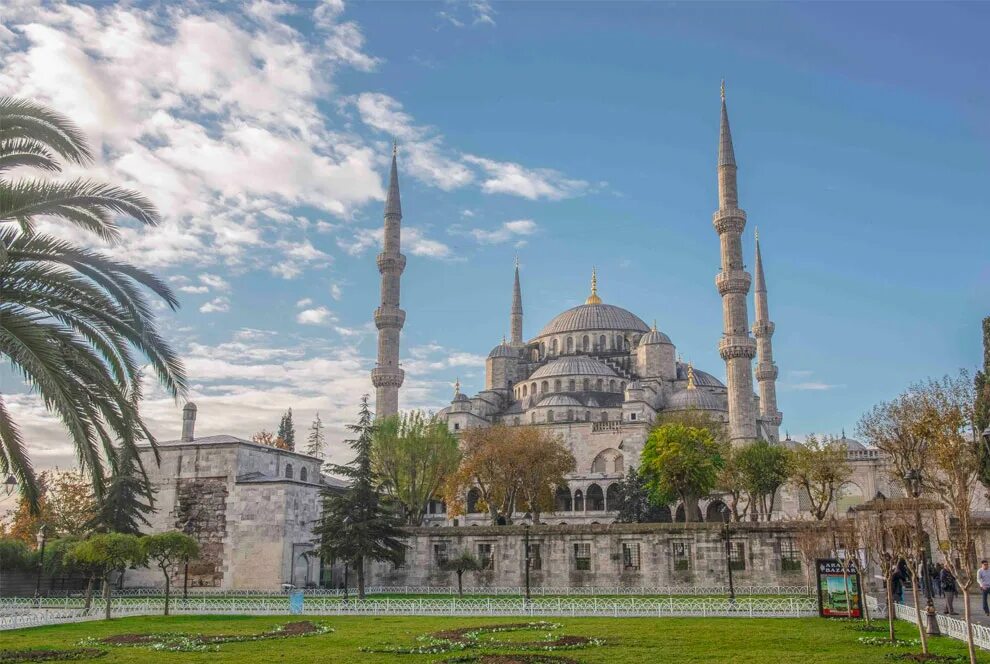 Стамбул русскоговорящий. Мечеть Султана Ахмеда. Мечеть Султанахмет 2022. Султанахмет Стамбул Топкапи.