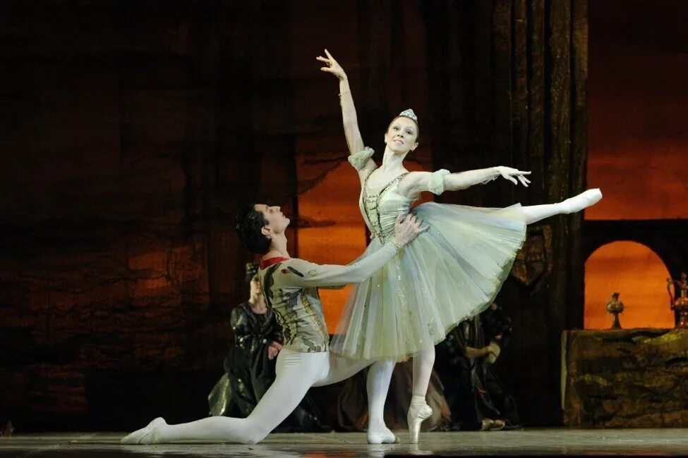 мариинский театр балерина анастасия нуйкина. ирина аблицова балерина. па де труа пахита. па де де из лебединого озера. чайковский лебединое озеро па-де-труа.