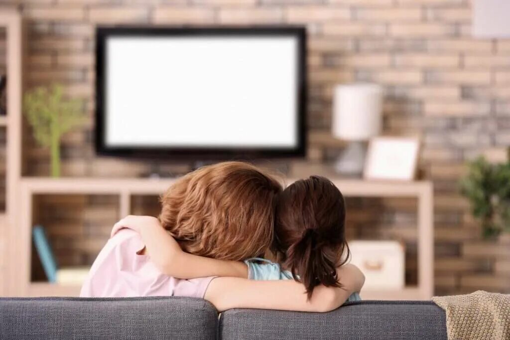 My sister is watching tv. Человек перед телевизором. Муж с женой у телевизора. Дети смотрят телевизор. Семья смотрит телевизор.