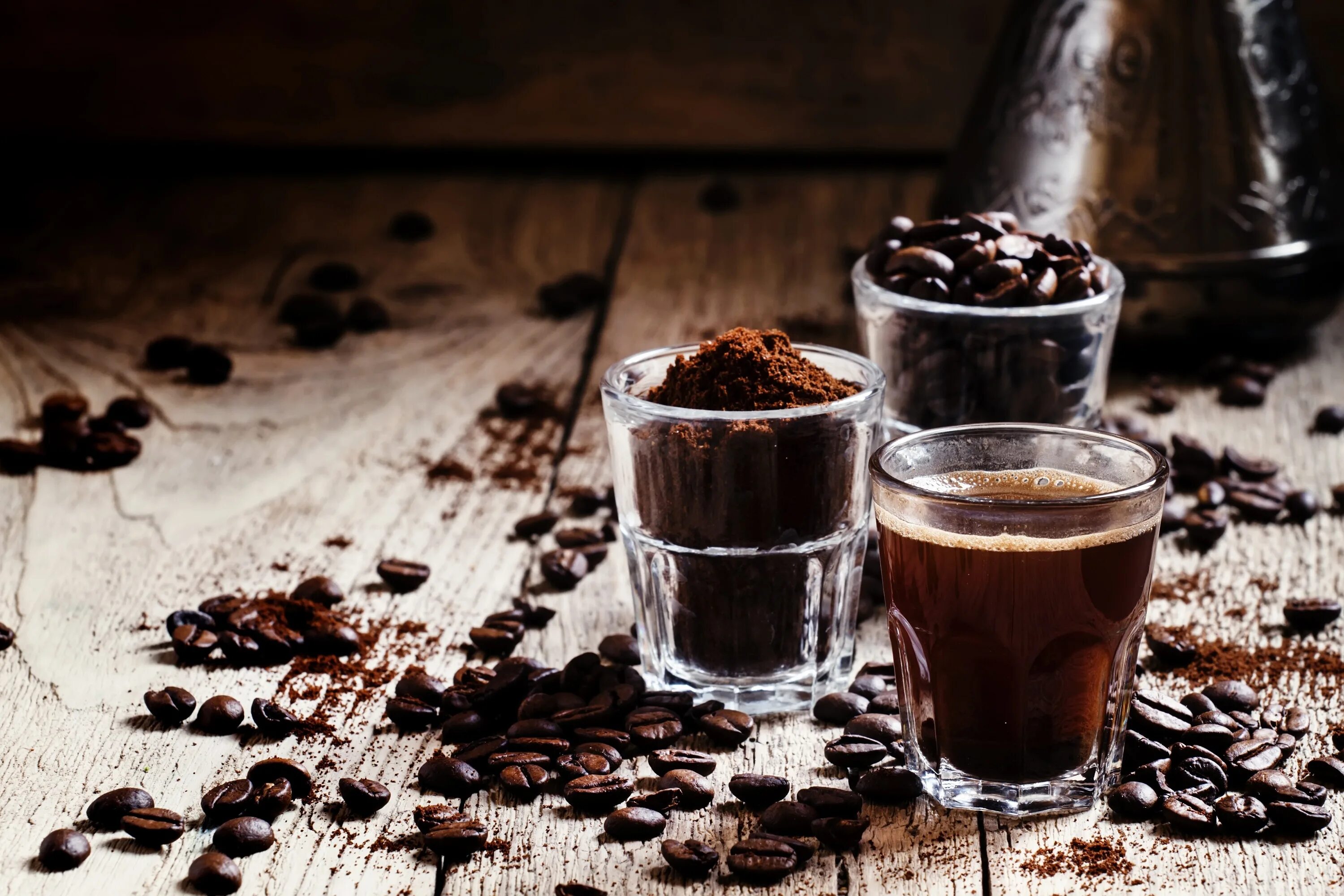 Стаканчик кофе черный с зерном. Кофейные напитки на черном фоне. Чёрный кофе напиток. Стакан кофе с зернами. Напиток с кофейными зернами