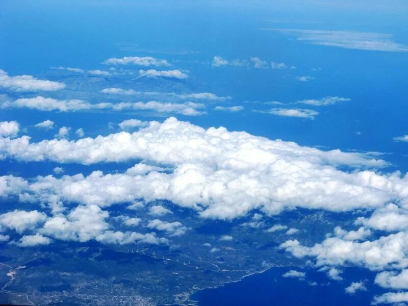 небо с высоты птичьего полета. облака. красивое небо. небо с высоты. густые облака.