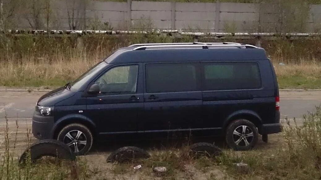 Авито транспортер т5 с пробегом. Vw transporter t5 средняя крыша. vw t5 long. фольксваген транспортер т5 лонг. фольксваген транспортер т5 длинная база.