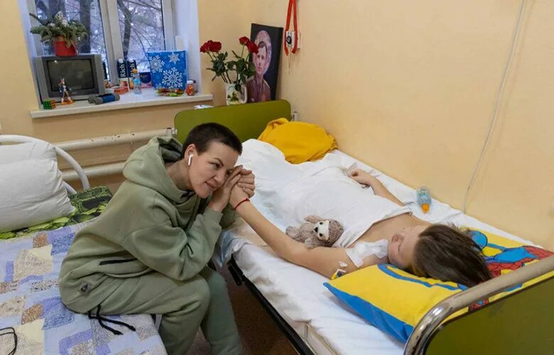 Мальчик лишился ноги. Мальчик лишился ноги. Ребенок лишается конечностей. Мальчик лишился ноги. Мужчина полицейский.