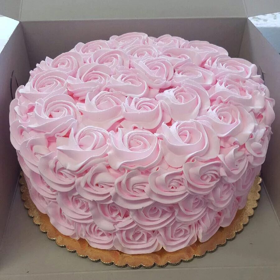 Крем безе для торта. Торт с розовым кремом. Украшение торта мокрым безе. Торт украшенный мокрым безе. Украшение торта кремом безе.
