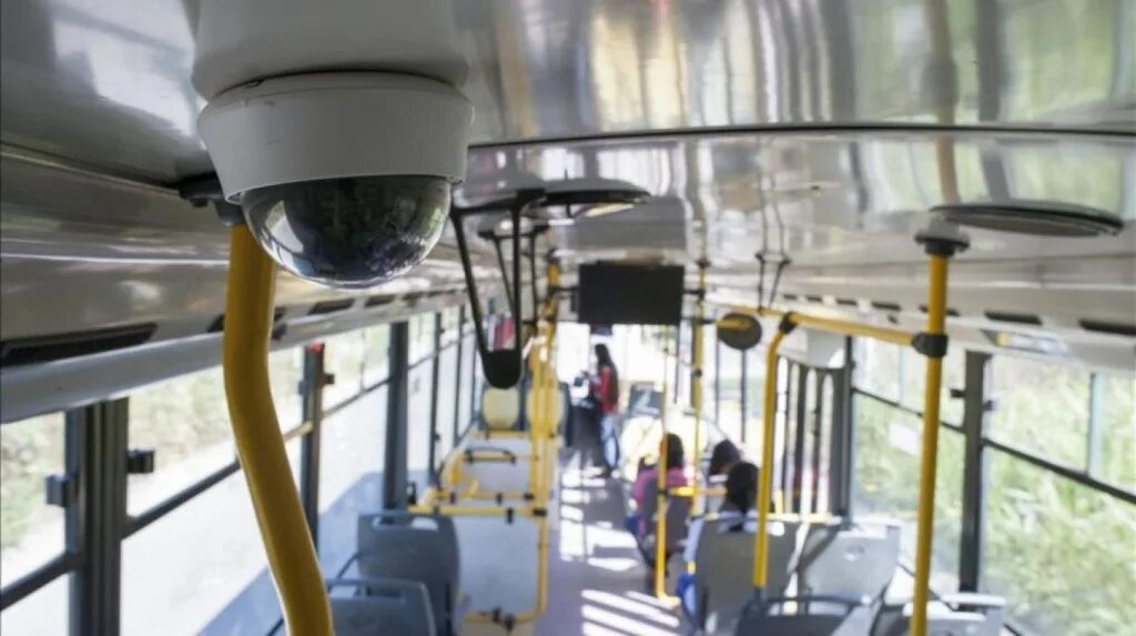 Видеонаблюдение в автобусе. Видеокамера в автобусе. Камера видеонаблюдения в автобусе. Видеонаблюдение в троллейбусе.