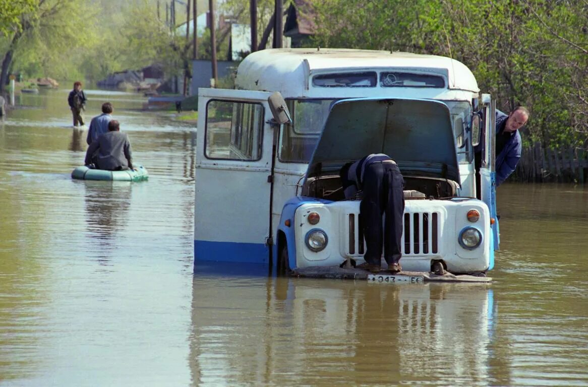 Какие районы затопило в оренбурге. Затопление деревни. Паводок затопило коттедж. Затопит Оренбург. Потоп СНТ.