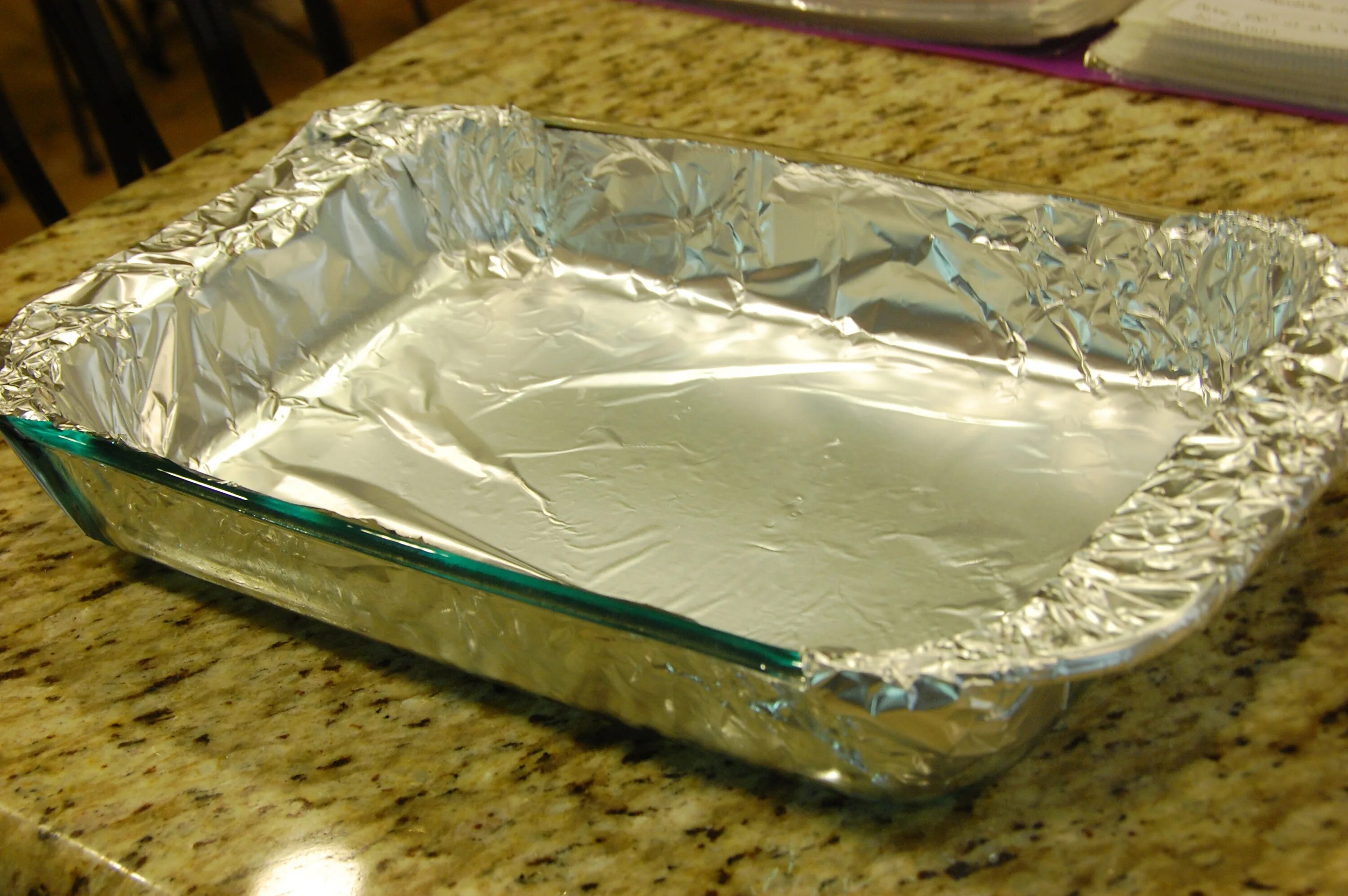 Духовка противень фольга. Пирог в фольге в духовке. Можно использовать фольгу для выпечки. Фольга для готовки. Формочки из фольги для запекания.