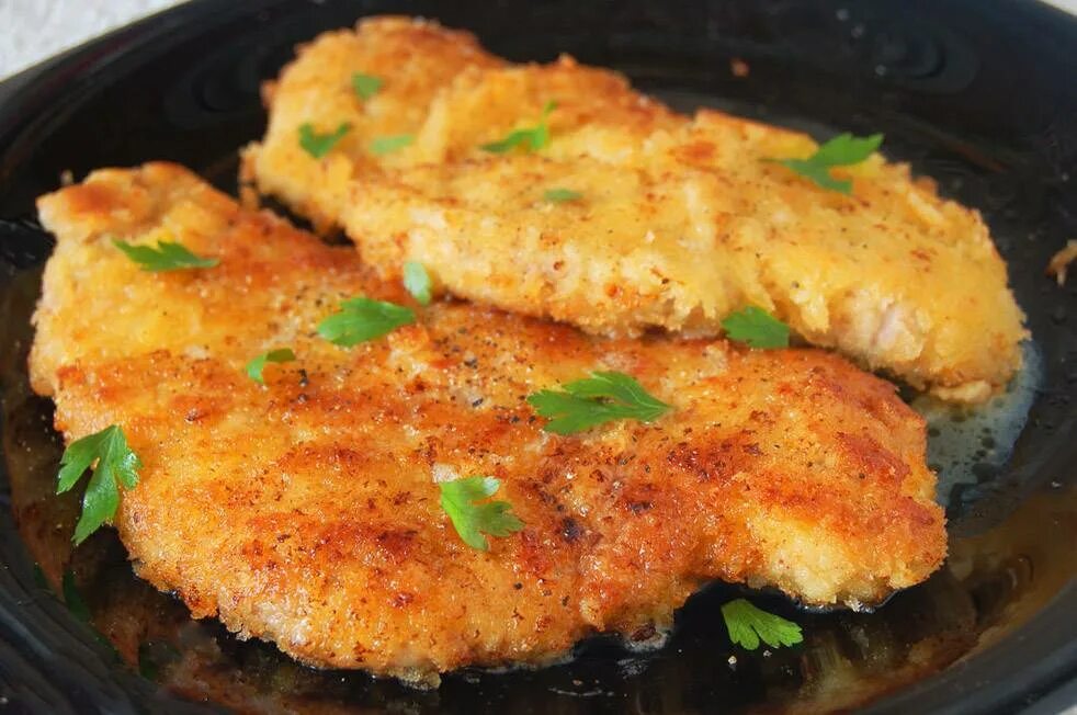 Вкусное сочное куриное филе на сковороде. Отбивные из свинины. свинина в кляре. отбивные в кляре. отбивные из свинины в кляре на сковороде.