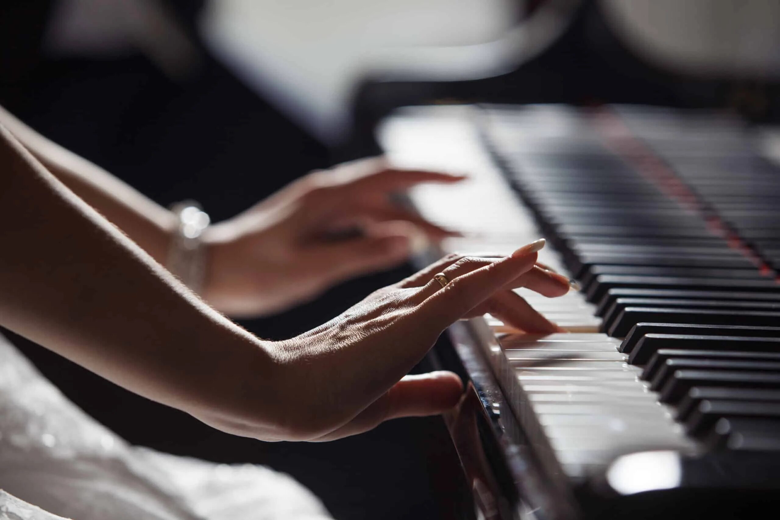 Девушка и пианино. Руки на фортепиано. Руки на пианино. Женские руки на клавишах.