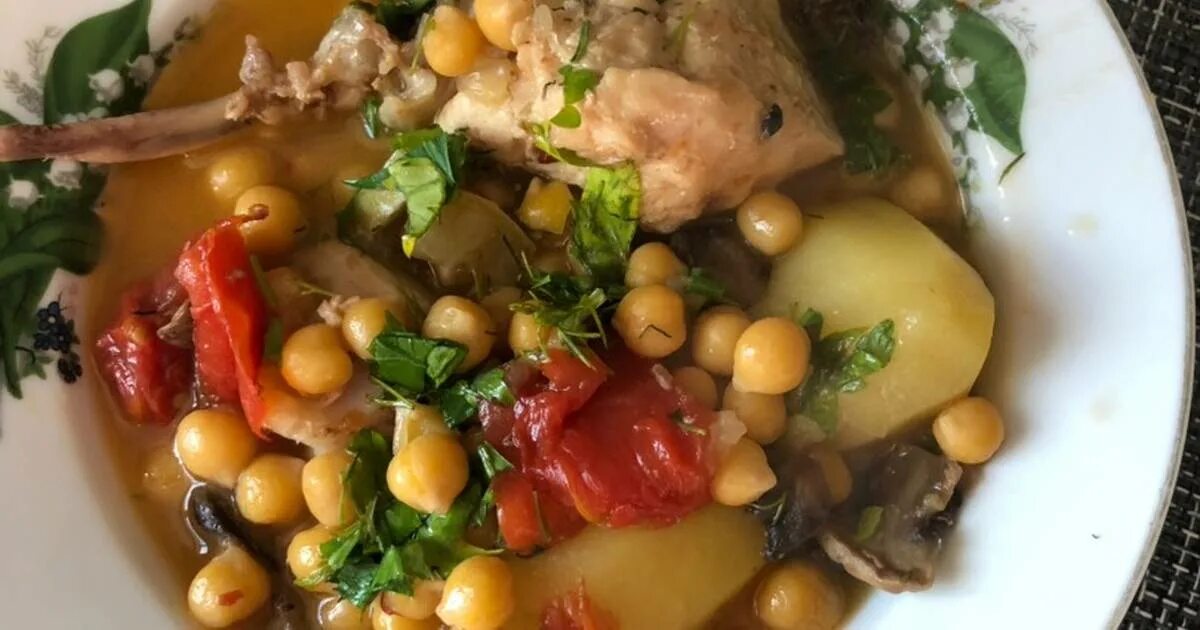 нут с овощами. кайра сабджи. нут с картошкой рецепты. чикен карри с нутом. мясо с нутом и картошкой.