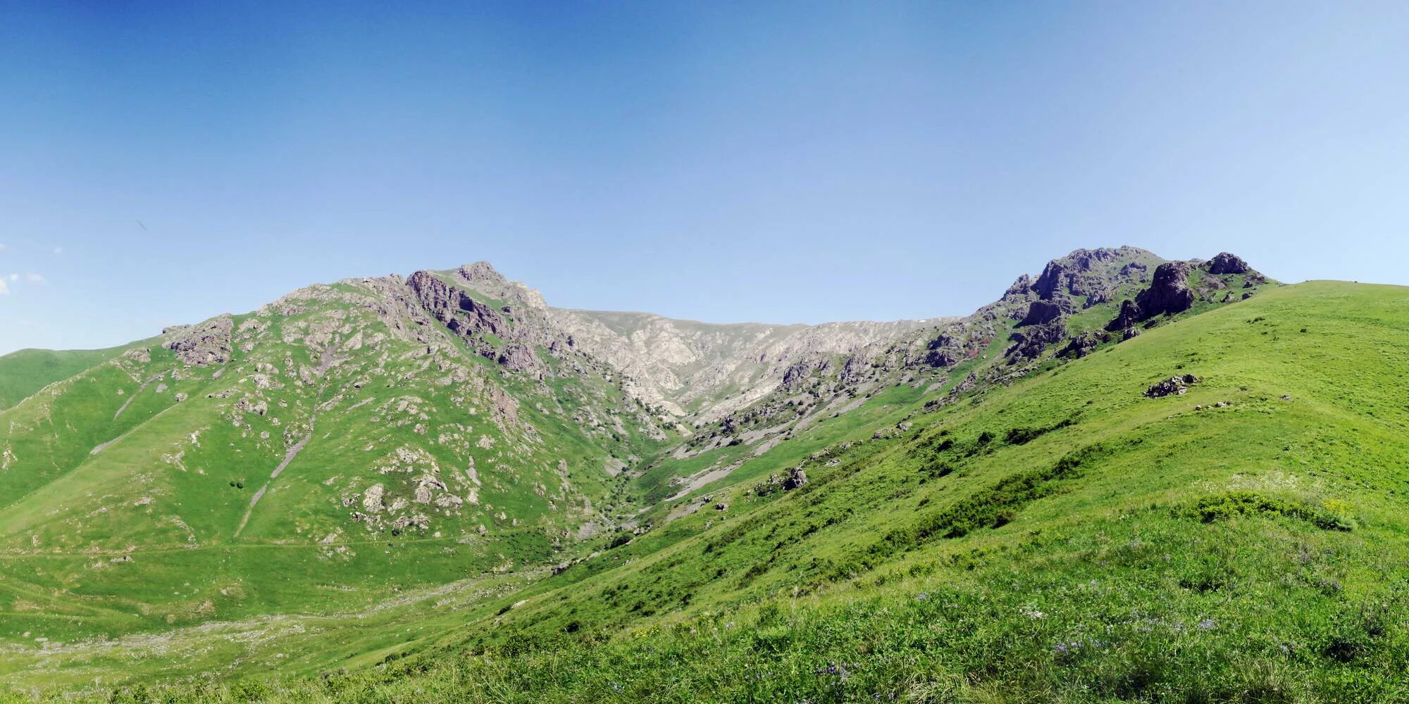 Артаваз (гора). Памбакский хребет Армения. Гора Верблюжка Оренбургская область. Артаваза пешелян. Горы полукругом