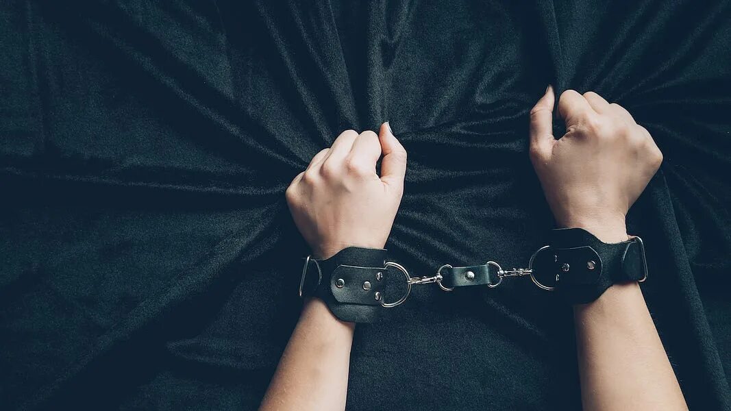 Девушки приковали парня наручниками. Девушки приковали парня наручниками. Наручниками к кровати. Наручники эстетика. Наручниками к кровати.