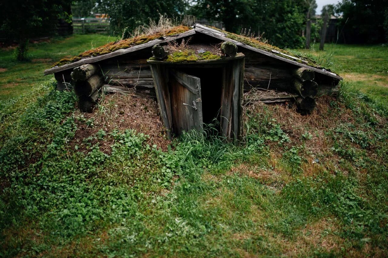 Около жилищ. Землянка это жилище. соповские землянки. землянки донецкая область. землянка старая.