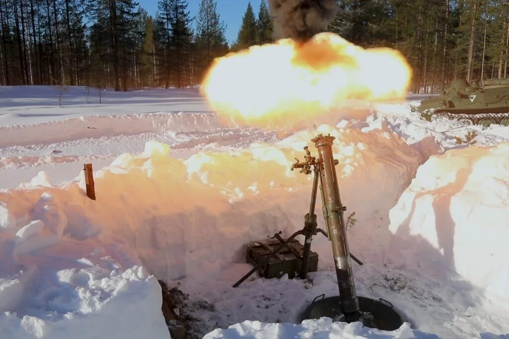 120 мм миномет сша. Миномет в руках. Стрельбы. 120 мм миномет на украине. Стрельба мины.