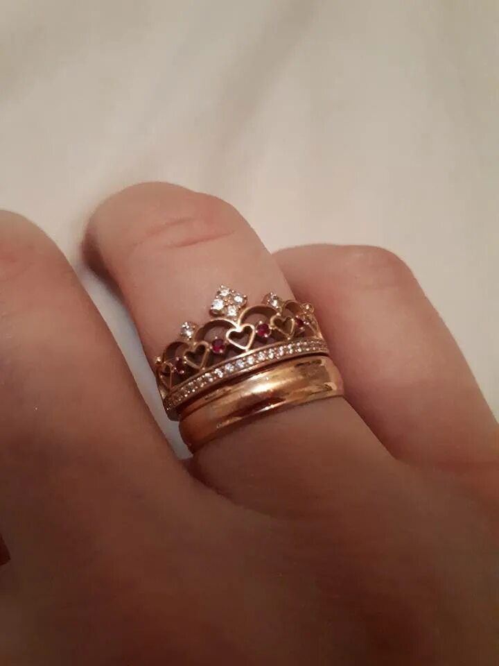 Кольца золото на руках. Кольцо корона. Кольцо золотое женское на руке. Кольцо с короной золотое женское. Самые красивые женские кольца.