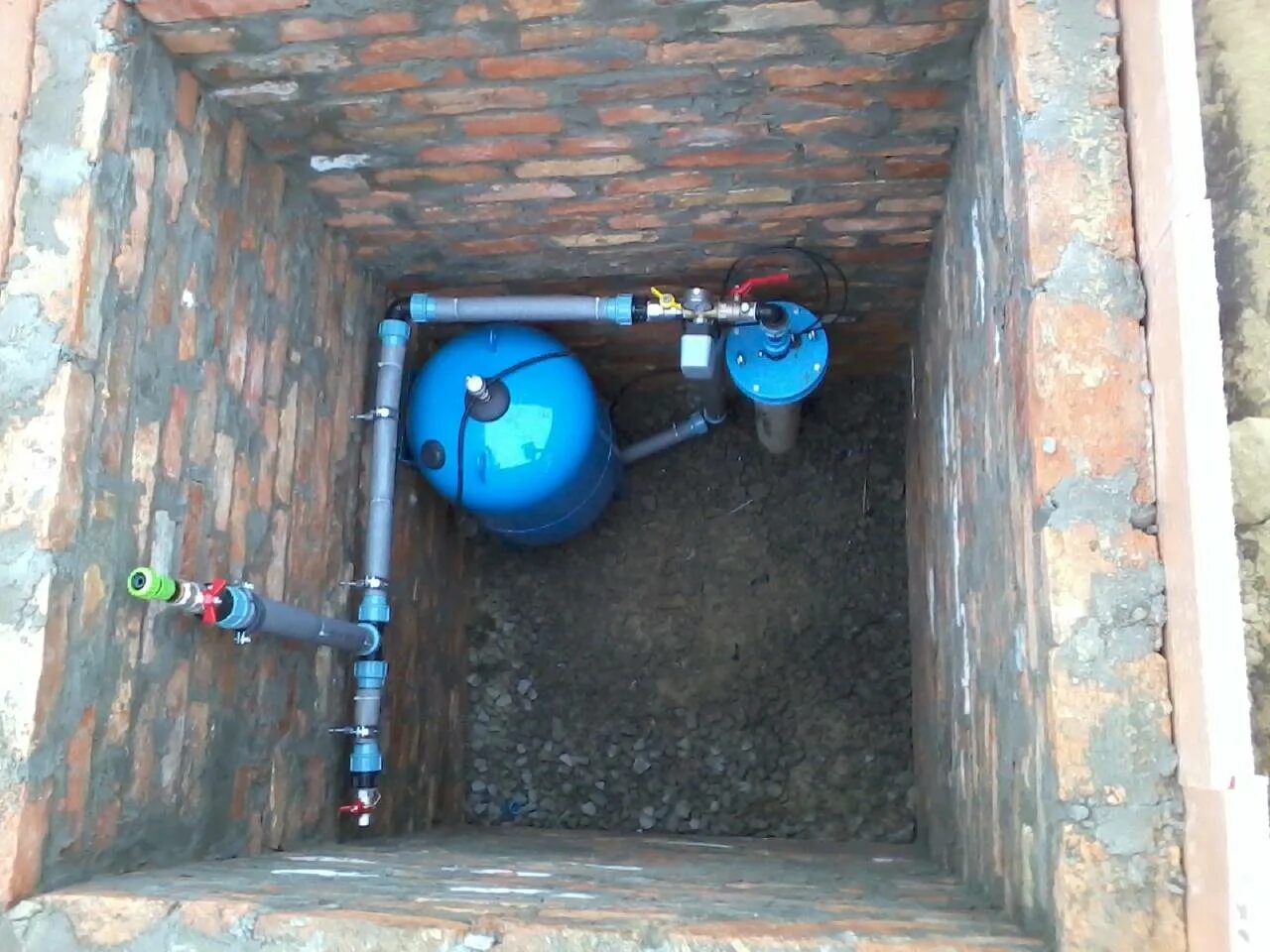 Обустройство скважины. Приямок для бурения скважины. Обустройство скважины своими руками. Обустройство скважины на воду. Обустройство скважины.