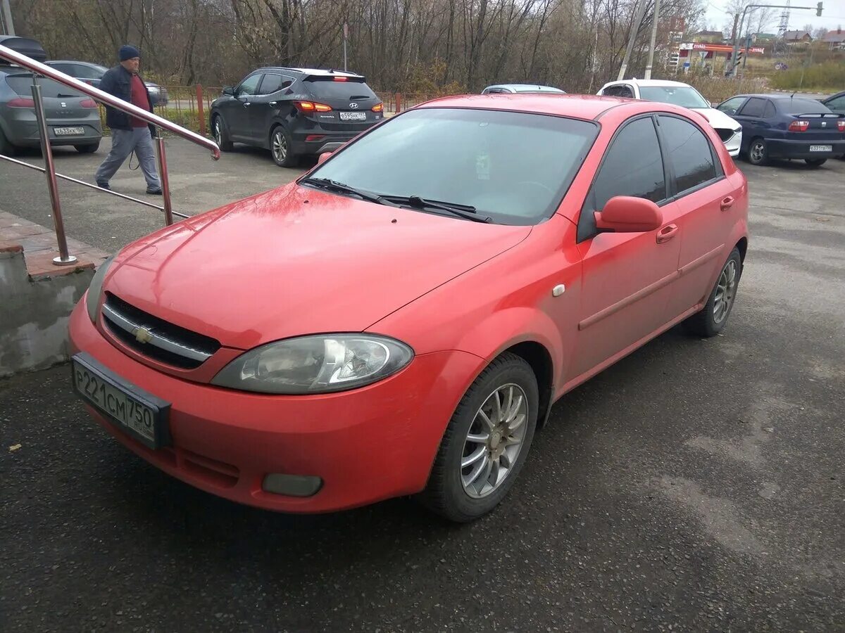 Купить авто посад. Красный Chevrolet Lacetti (2004-2013). Лачетти хэтчбек красная. Посад машина. Lacetti 2008 1,4 красный хэтчбек продажа Дзержинск.