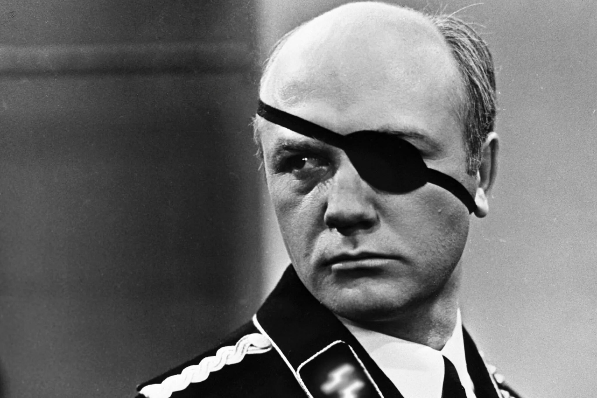 Что было с глазом у шольца