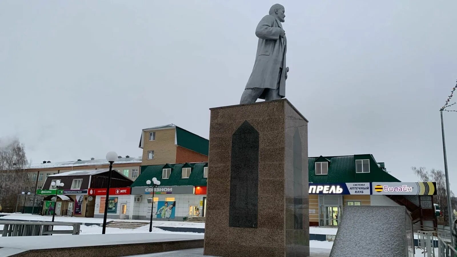 Памятник на дне. Памятник ленину в мамадыше. аллея героев мамадыш. мамадыш памятник советская улица. памятник ленину город мамадыш.