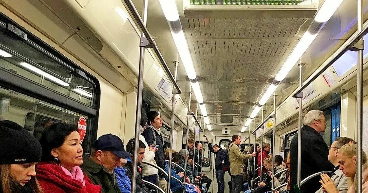 Вагон метро с людьми. Вагон метро. люди в вагоне метро. метро внутри. московское метро вагон с людьми.