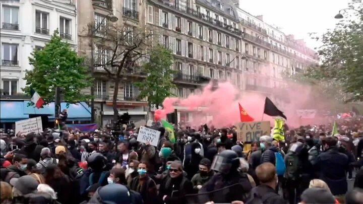 Сколько получила франция. Первомайская манифестация в Париже. Первомайская демонстрация в Париже. Демонстрации в Париже 1 мая. Демонстрация 1 мая во Франции погромы.